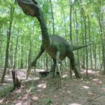 Therizinosaurus in the forest